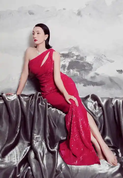 原创48岁陶虹一演戏就拿奖一袭单肩红裙美到爆极致腰臀比例太丰腴