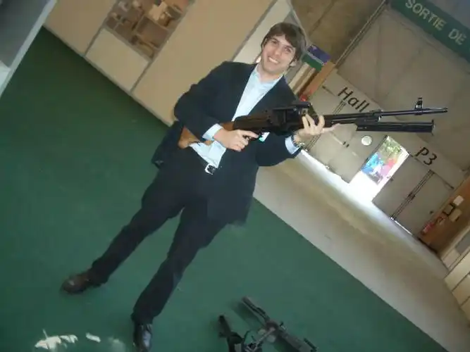 真实的美国地下军火商:美军和非法军火贩间的秘密桥梁