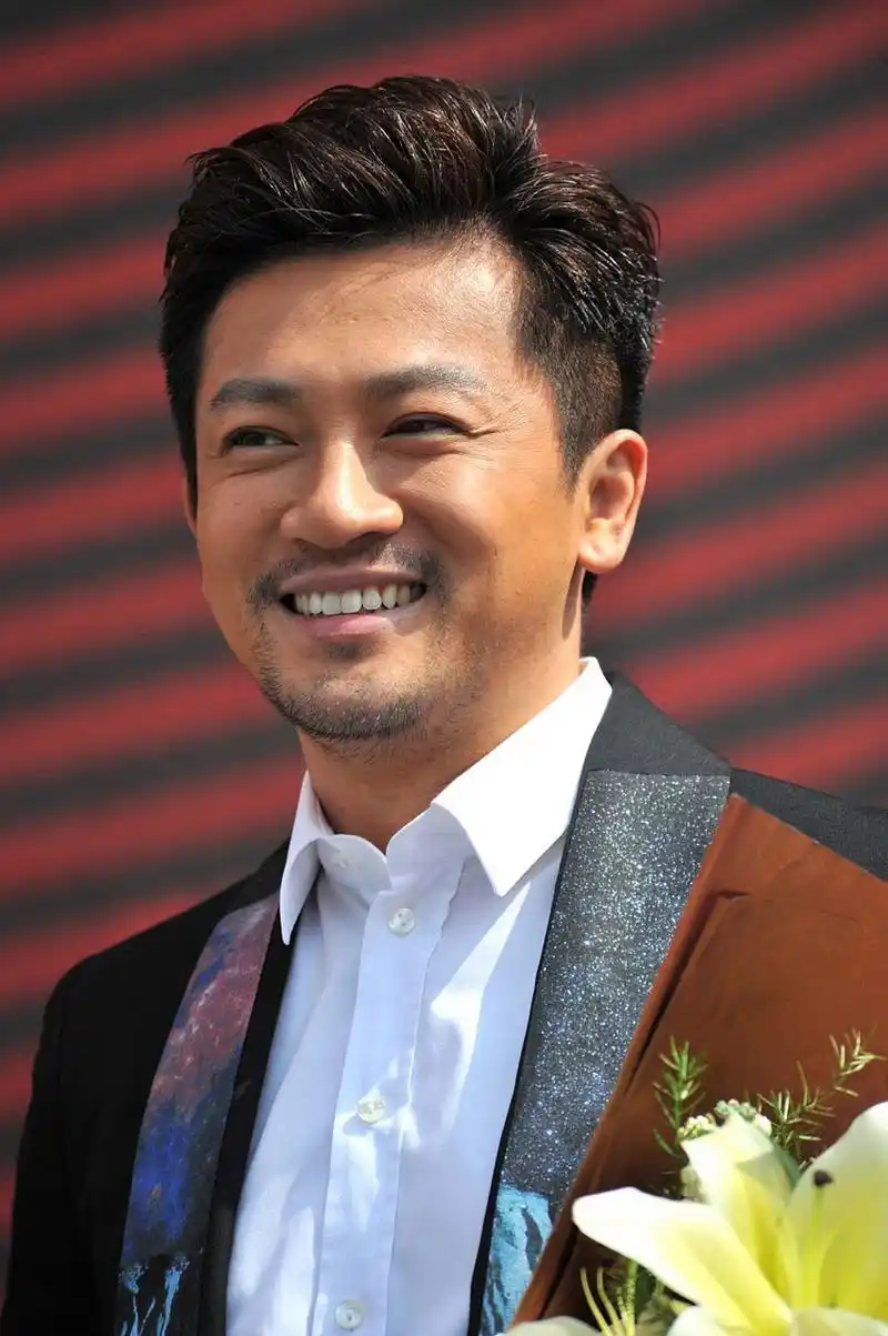 苏有朋一直都很看重内地演艺市场,台前幕后一把抓,期间因为资本变动而