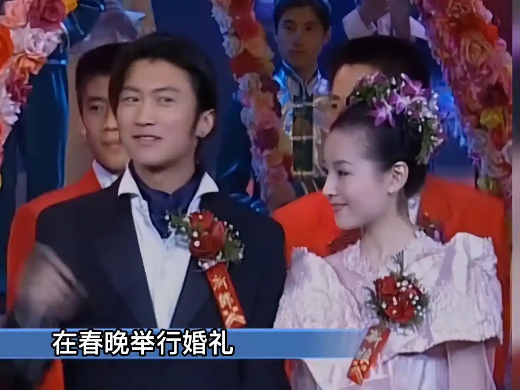 2000年的春晚,谢霆锋拉着董洁的手唱了一首歌,当时他们两个出场时