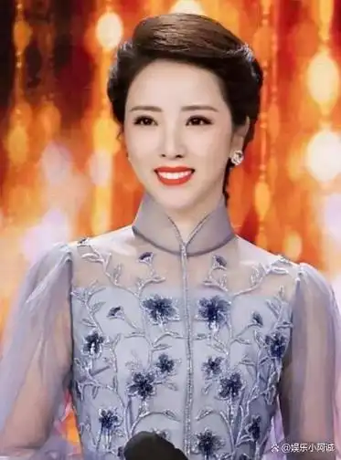 央视主持人李思思:嫁给大学同学,三年生俩娃,风光背后