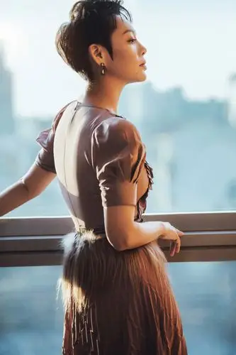 演员宁静惊艳短发造型全新发布复古写真