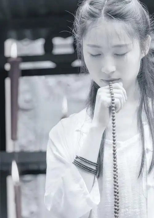 露水摔落的声音在你面前摊开如一本本厚厚的《地藏经》双手合十的叶骑