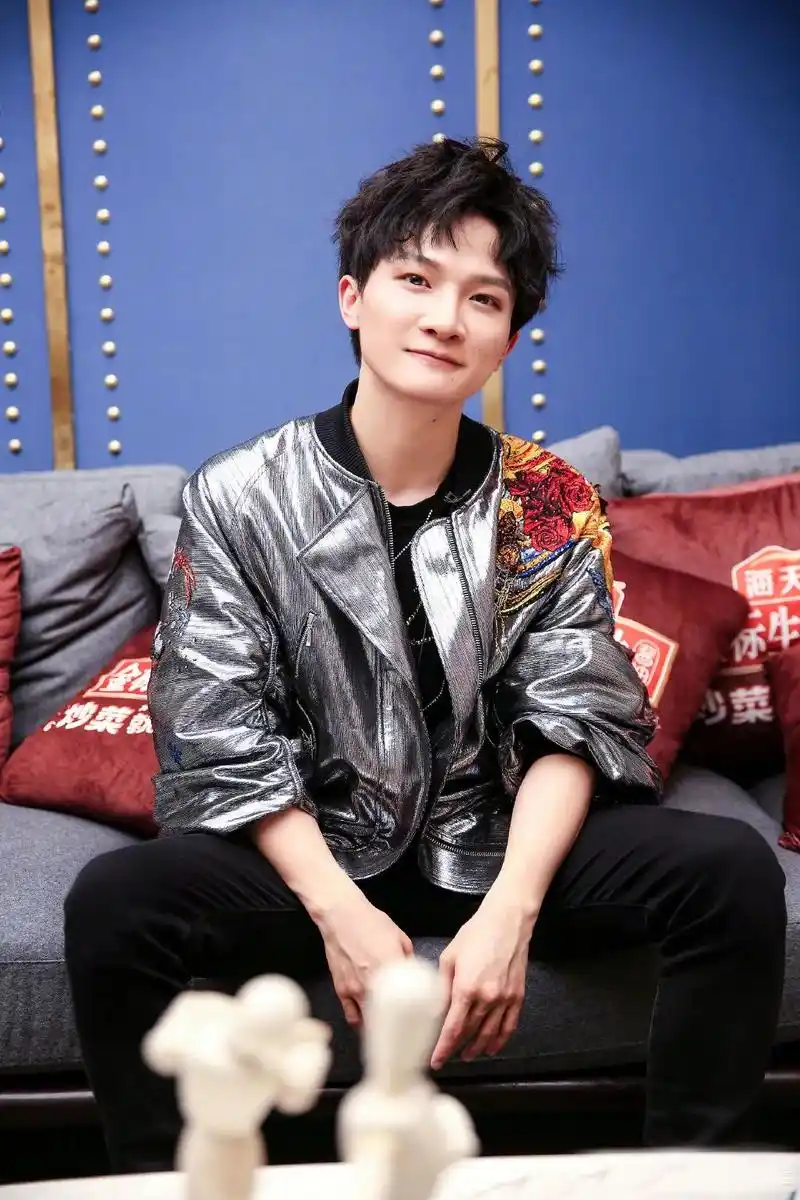 《歌手》第八期,周深身穿银色飞行夹克,这造型太帅了