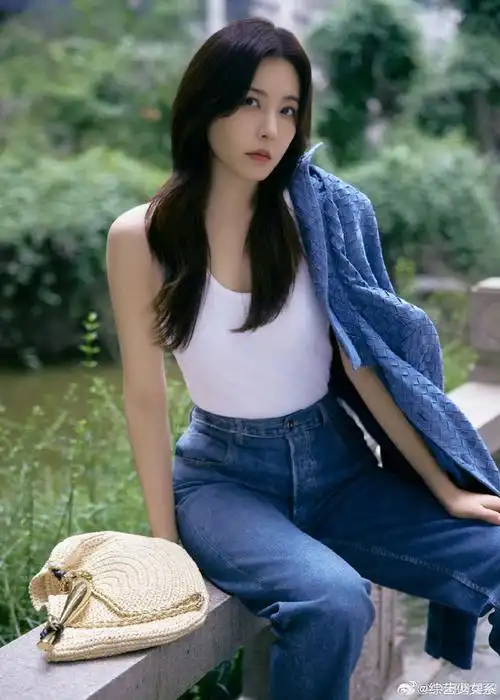 曾黎腰身比##曾黎皮肤自带柔光