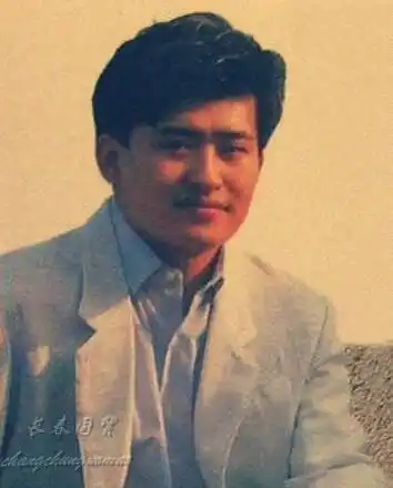 刘欢早年青涩旧照曝光 浓眉大眼笑容灿烂