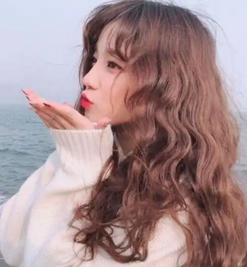 刘海稍微烫卷的发型,调皮精致更显年轻