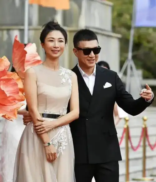 孙红雷罕见和小15岁娇妻合体,王骏迪穿薄纱裙高贵又,"