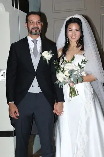 郑佩佩女儿原子鏸嫁摩洛哥男婚礼现场一亲再亲非常甜蜜