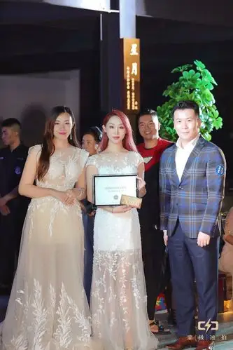郭世泽先生为国潮盛典最佳时尚女性第一名颁奖