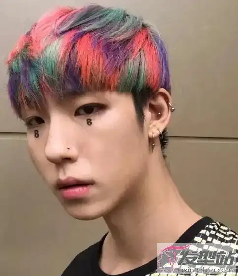男生适合染什么发色 彩虹色染发独特有个性_发型站_最新流行发型设计