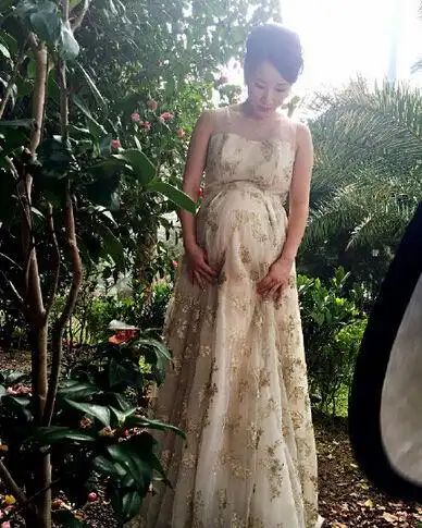 "海藻"李念晒怀孕9月美照 大肚外露凹造型(图)