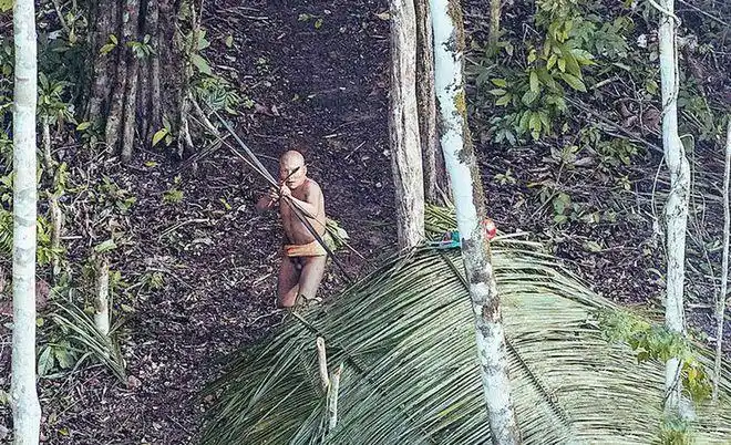 亚马逊丛林原始人光天化日用弓箭打飞机网友无知真的很可怕