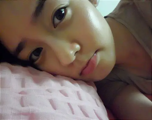 成宥利睡前晒超近距离自拍 素颜肌肤超水嫩(图)