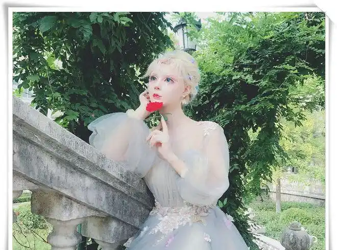 路人镜头下的迪丽拉最吸睛是脚上的榴莲鞋土到极致就是潮