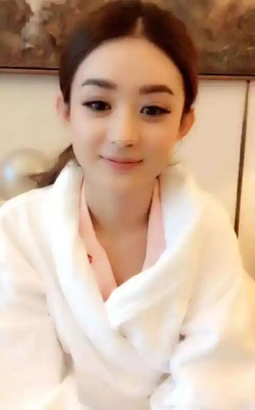 赵丽颖白色大睡衣,玩自拍,一样可爱动人