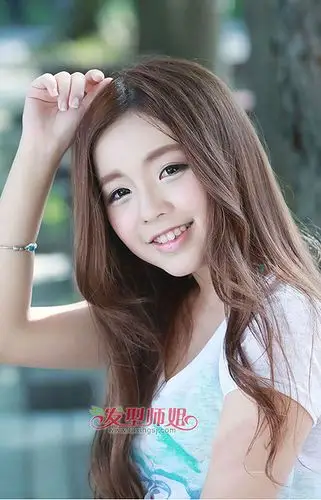 娃娃脸女生适合的长卷发发型 尽显清新乖巧的可爱风
