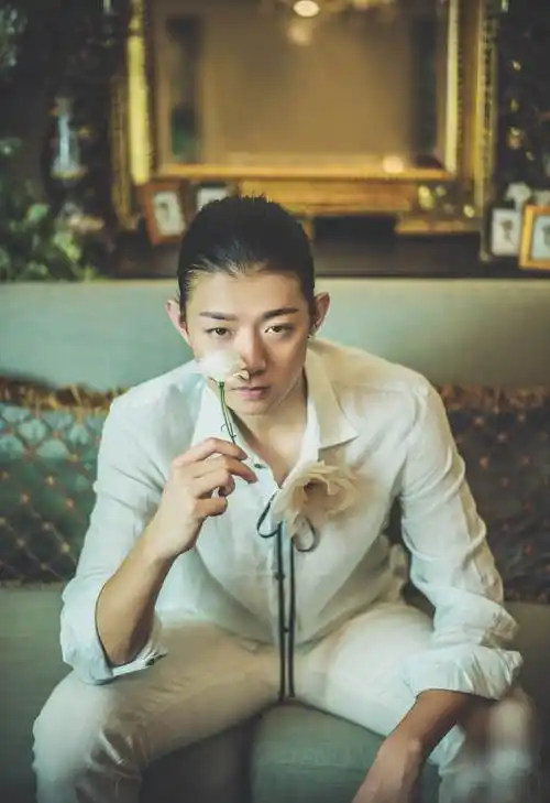 p>霍尊,1990年9月18日出生于上海,中国内地男歌手,音乐人,毕业于 a