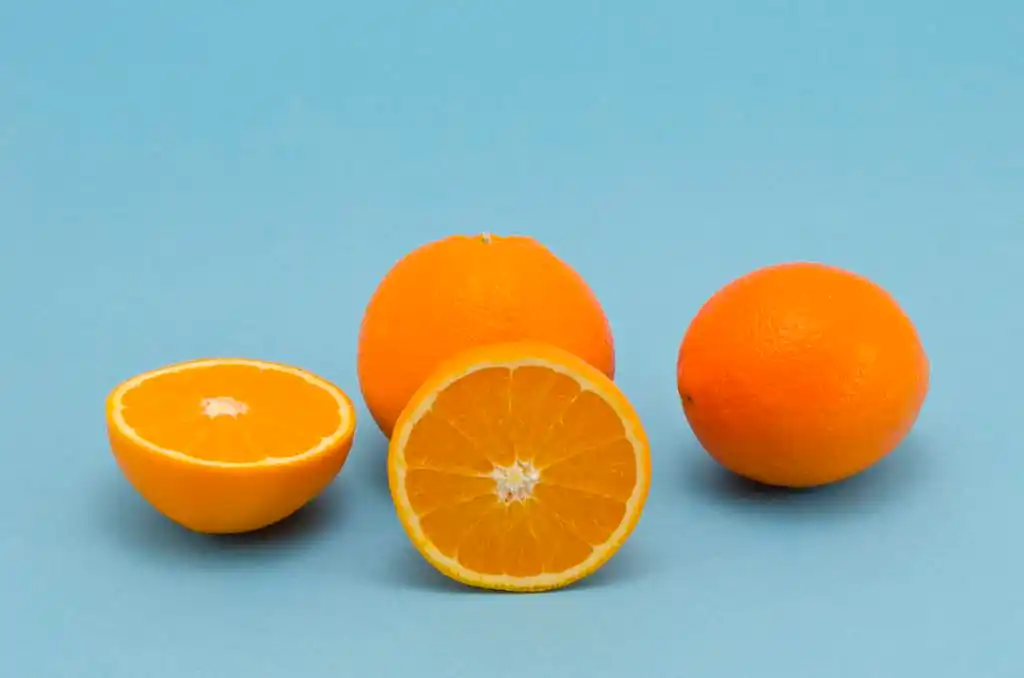 天蓝色背景上的橙色水果