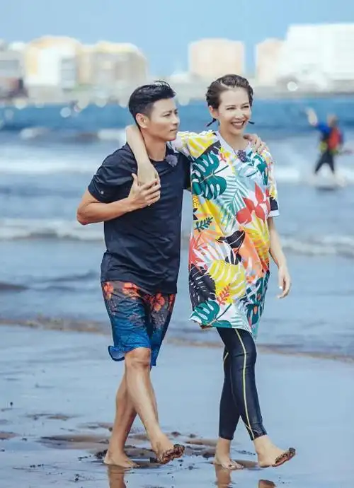 张晋蔡少芬现身湖南嗦粉,夫妻身高比例引热议,穿搭被扒不过百