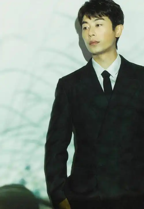 朱亚文进入北电后,凭借帅气的外貌和健硕的八块腹肌,吸引了众多女生的