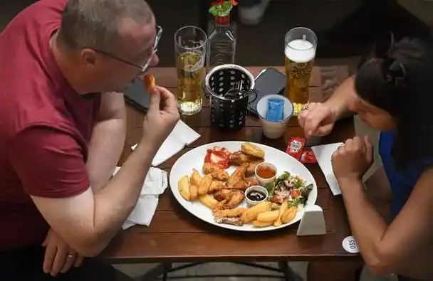 英国鼓励民众外出用餐(3)