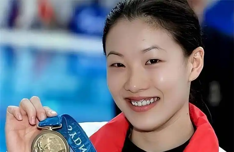 "跳水皇后"伏明霞:不顾父母反对嫁大26岁富商,她的婚姻幸福吗_郭晶晶