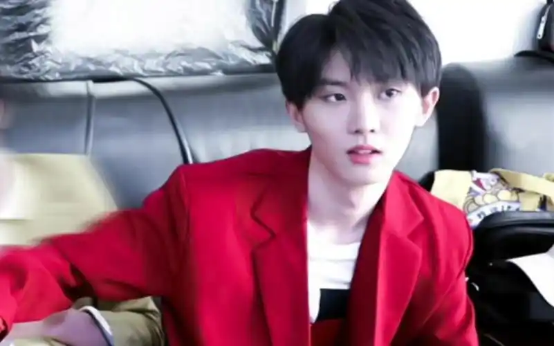 马嘉祺红西装真的鲨疯了