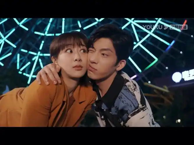 杨紫井柏然女心理师  来游乐园甜蜜同游啦!