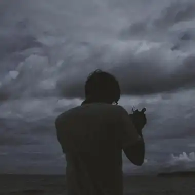 qq头像伤感男生分手了