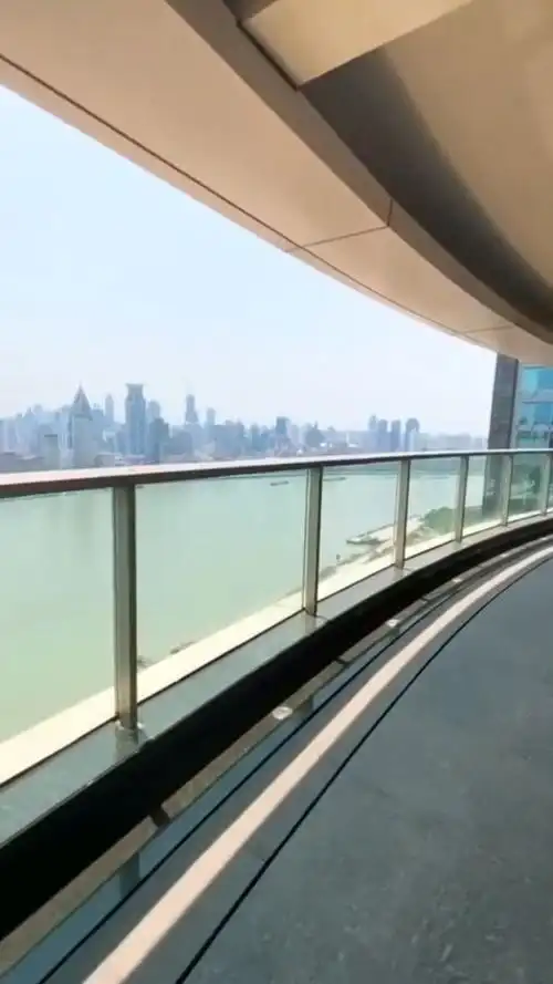 汤臣一品的阳台,能俯望黄浦江,堪称黄金位置!