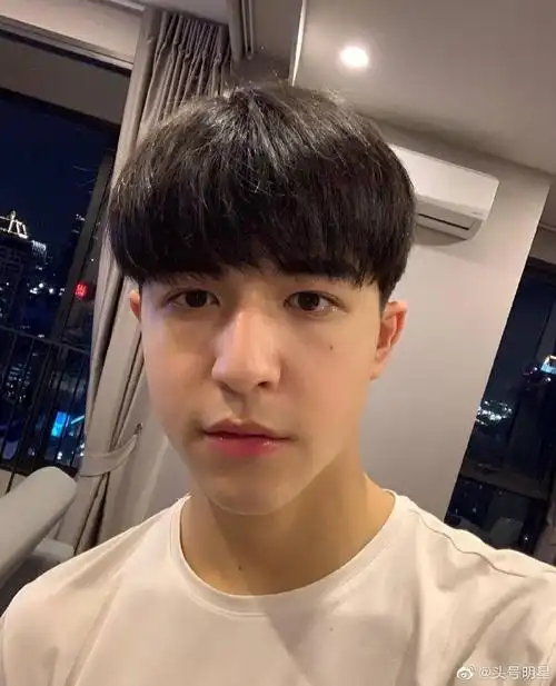 尹浩宇对镜自拍照