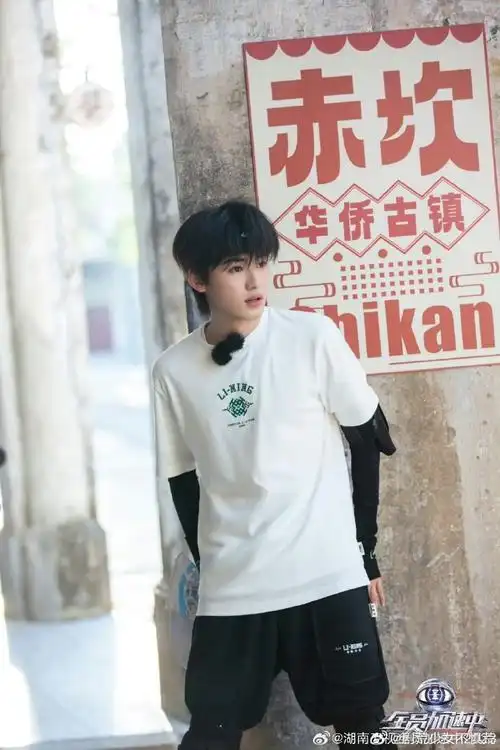 宋亚轩白t发带剧照##宋亚轩白t发带造型