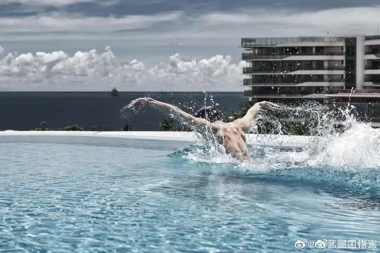 来康康张艺兴泳池大片,裸半身湿发,性感到极点!这谁顶得住哇!