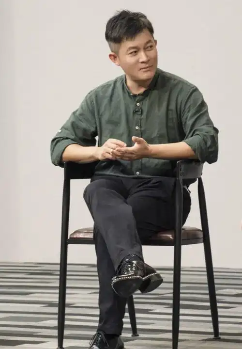 可能大部分年轻人对他不怎么感冒,但必须承认一系列杨宇靖执导的年代