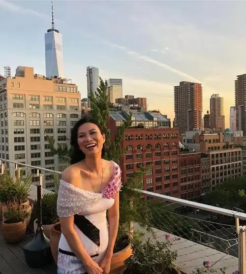 邓文迪真是老来俏!年轻怀孕时肚大如箩,打扮却和村妇没什么区别