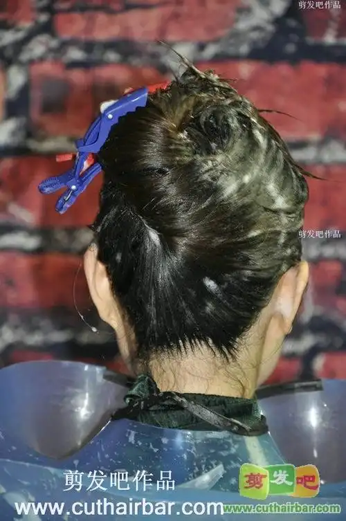 给美女围围布剪发吧10429