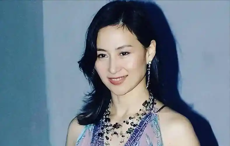 "赌王最丑女儿"何超雄:被嫌弃半生,却活成了豪门一股清流_家族_故事