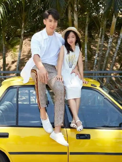 neinei长大了,长发白裙亭亭玉立,网友:完美继承爸爸优点