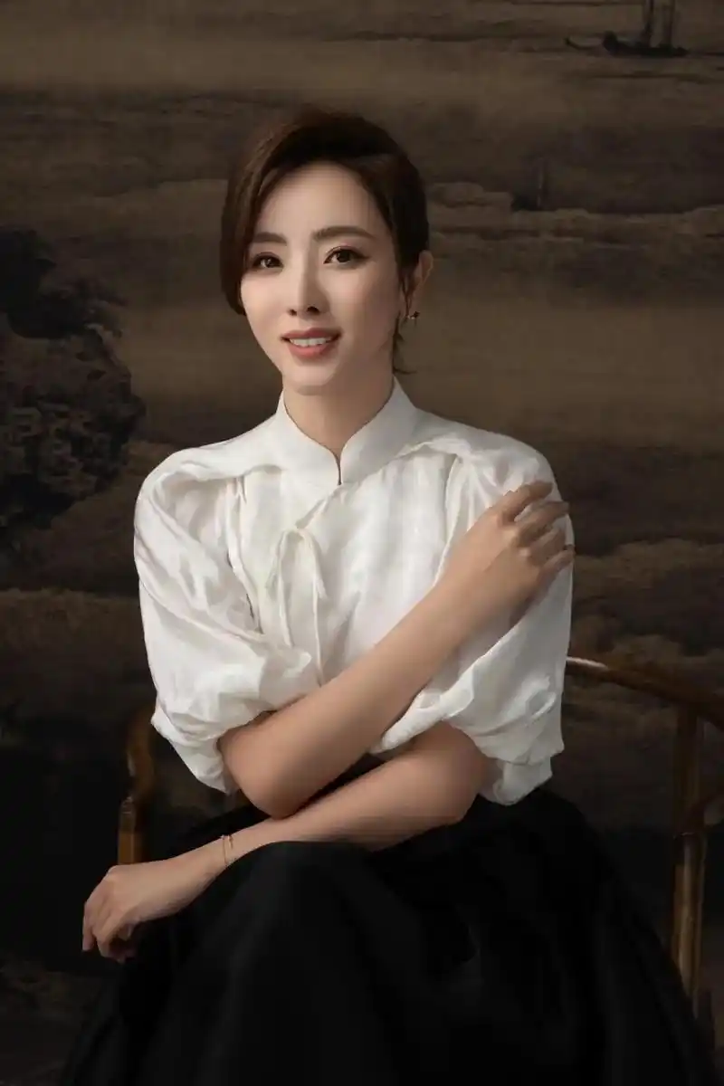 央视女神李思思身穿15小时 端庄秀丽演绎新中式复古雅韵    - 抖音