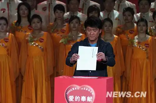 周华健在《爱的奉献》——2008抗震救灾大型募捐晚会现场向灾区捐款