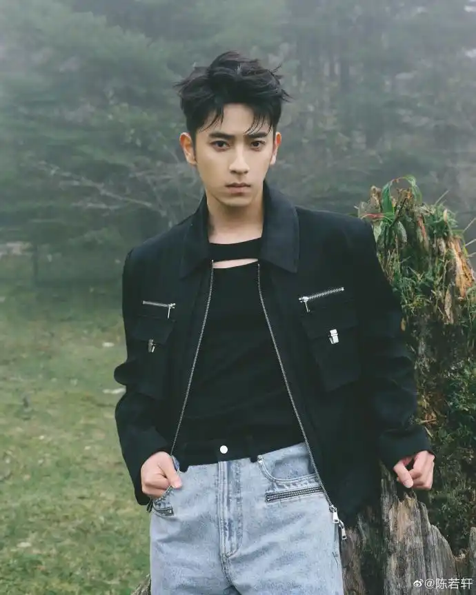 组图:陈若轩山野林间写真大片释出 造型随性干练眼神澄澈