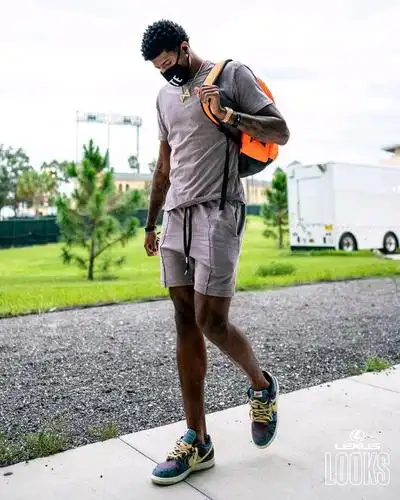 快船抢七球员入场图:乔治帅气,哈雷尔戴眼镜斯文,球迷:小卡呢