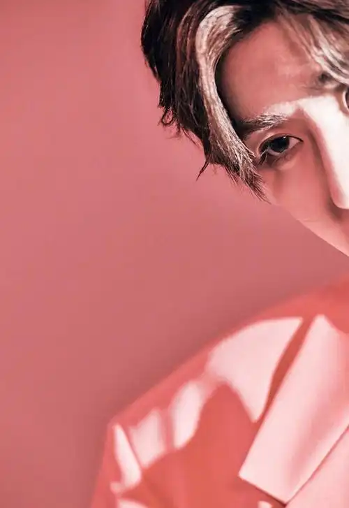 蔡徐坤粉色写真引网友热议 吸睛实力不容小觑|唱片|古典乐|音乐专辑