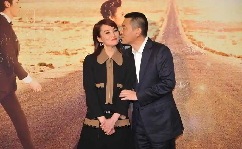 陈建斌蒋勤勤接吻,陈建斌为蒋勤勤念完诗后,二人窗边拥吻好浪漫_苏苏