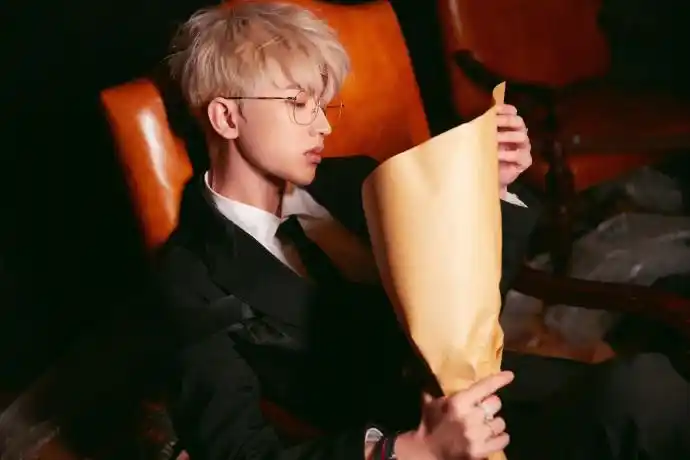 蔡徐坤gq盛典,银发搭配眼镜秒变漫撕男,举手投足间皆是优雅流露