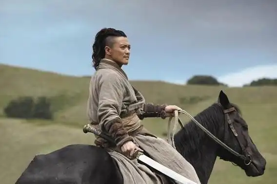 电影绣春刀中,主角沈炼武功不算高强,但是他实战经验丰富,善于利用