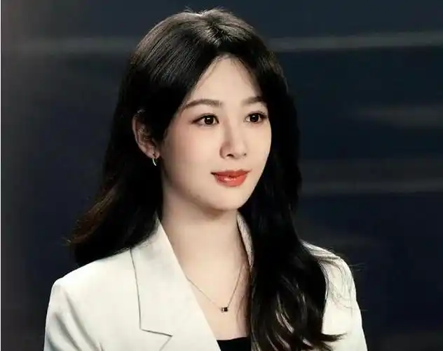 32岁杨紫魅力全开,人妻感十足,范丞丞欲罢不能