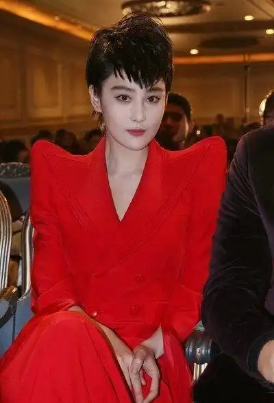 张馨予"长翅膀",红色礼服设计肩太高"丑到哭",短发精神奕奕,台上秀