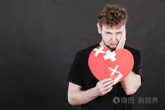 很悲哀的年轻人抱着破碎的心